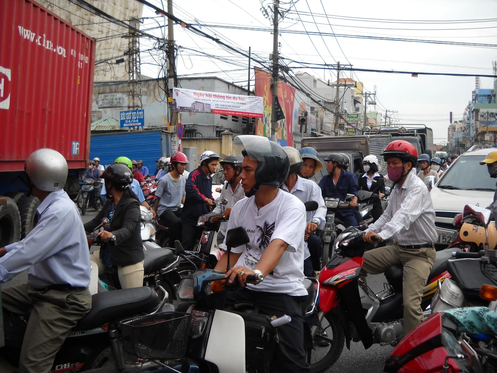 TPHCM: Tai nạn giao thông gây kẹt xe nghiêm trọng trên đường Nguyễn Tất Thành quận 4